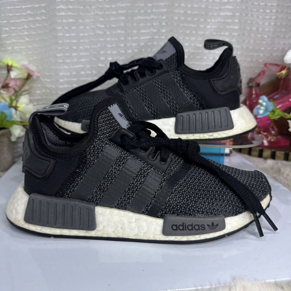 (A2) Adidas Originals NMD_R1 Running Sneaker Sz 4 Black Carbon White B79758